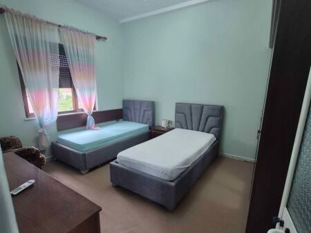 Jepet   2 Hyrje Apartament  ne Vile  2+1 me Qera Mine Peza  prane Prokurorise