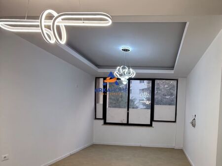 SHITET APARTAMENT 3+1+2 BALLKONE "YZBERISHT,PRANE EKO MARKET" 29.000.000 LEKE