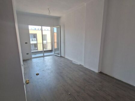 Shitet Apartament 2+1 ne Kamez