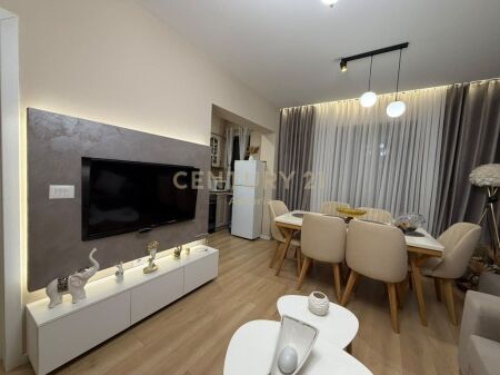 Jepet me qira apartament 1+1 në Myslym Shyri.