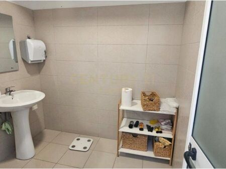 APARTAMENT PER ZYRA 3+1+2 ME QIRA – PRANË LIBRIT UNIVERSITAR, TIRANË /Muaj 150,000 Lekë /Muaj