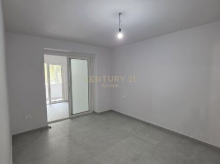 SHITET APARTAMENT PËRBALLË MATERNITETIT TE RI!