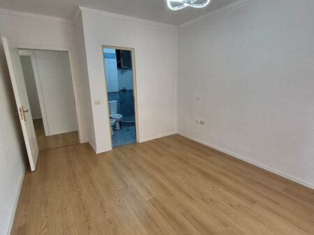 Shitet apartament 2+1+2 tek Fresku , prane Fastfood Mendi .
