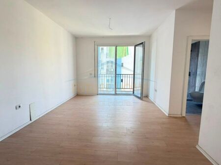 Shitet,Apartament 2+1+2+Post parkimi, Ish Parku i Autobuzave, Tirane