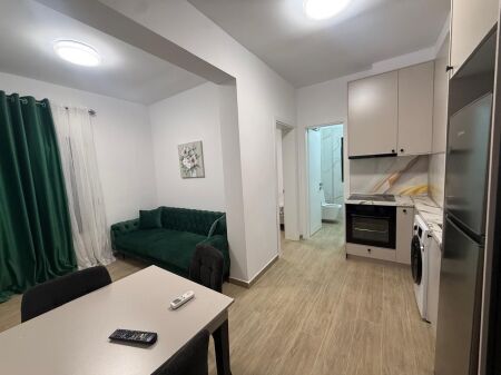 Ne zonen e 5 Majit,prane Blackstone Lounge jepet me qera apartament 1+1,i mobiluar 52,000Leke