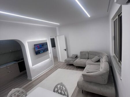**Apartament 1+1 me Qira pranë Kryqëzimit të 21 Dhjetorit**