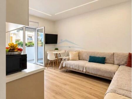 Shitet, Apartament 2+1, Shkolla e Bashkuar, Tiranë