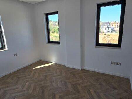 🏡 SHITET VILË 3-KATËSHE ME PISHINË DHE TARRACË – MJULL-BATHORE