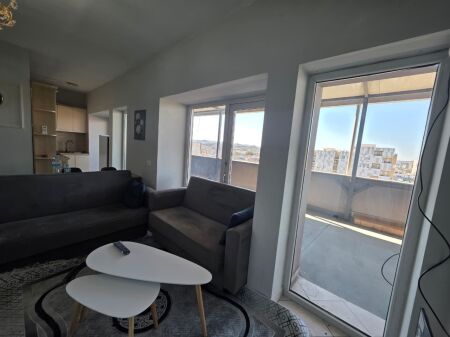 Jepet me Qera Apartament 1+1 + Verandë  📍 Sheshi Shqiponja