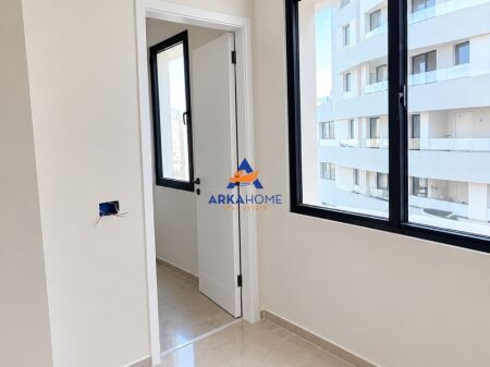 JEPET AMBIENT PER ZYRA ME QERA 120 M2 'VASIL SHANTO" 1500 EURO