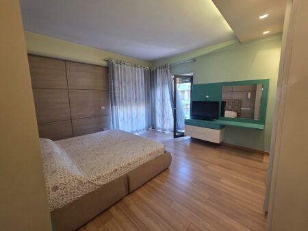 2+1,kat 5 ashensore,ring center zogu i zi,1000 euro