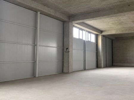 WAREHOUSES FOR RENT 180 M2 5 MAY 80,000 LEKE FH-95342
