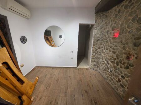 vendesi appartamento 3+1+3 bagni primo piano palazzo esistente 100 m2 indirizzo Petro Nini