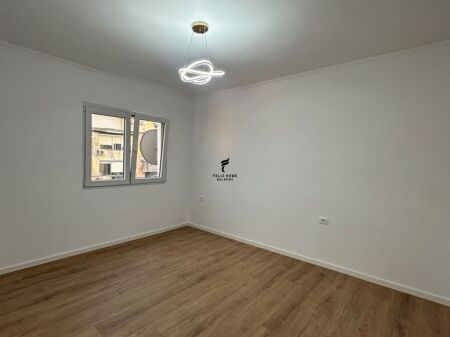 VENDESI APPARTAMENTO 1+1 MERCATO ELETTRICO 12.600.000 LEKE  FH-95413