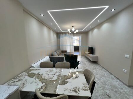 Affitto, Appartamento 1+1+Posto Auto, Complesso E88, Tirana.    70.000 Lek