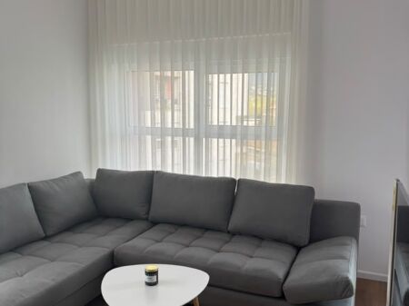 🏢Nella zona di Ali Demi, Rezidenca Kadiu affitta un appartamento 1+1, appena arredato. 500 Euro   