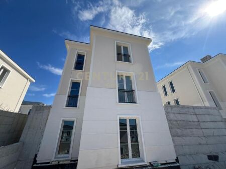 WE SELL INDIVIDUAL VILLA – ROLLING HILLS LAKE !!