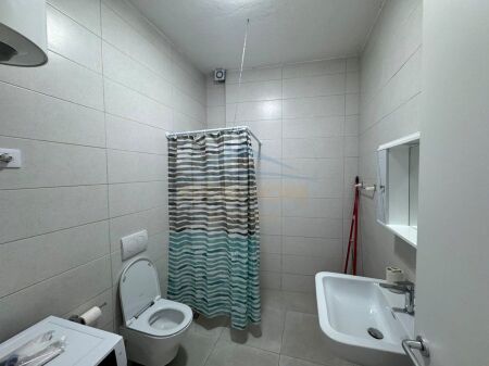 Qera, Ambient, Galeria Roma, Rruga e Kavajës, Tiranë.