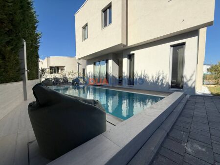 VILË MODERNE ME QIRA TEK GREEN VALLEY RESIDENCE – LIQENI I THATË!