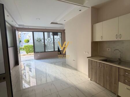 JEPET AMBIENT BIZNESI 80 M2 ME QERA NE QENDER 100.000 LEKE
