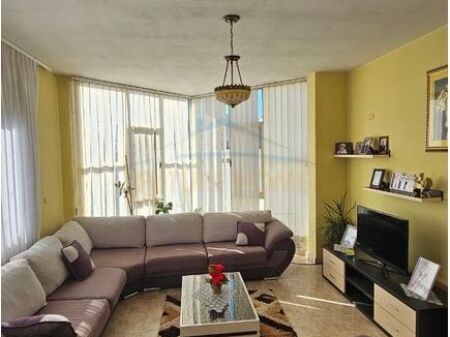 Shitet, Apartament 3+1+2, Stacioni Trenit, Durrës