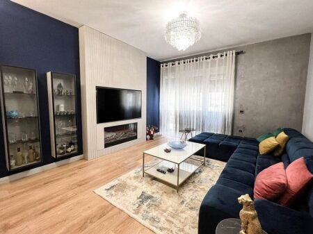 Shitet apartament 2+1+2 me verande te Liqeni i Thate.