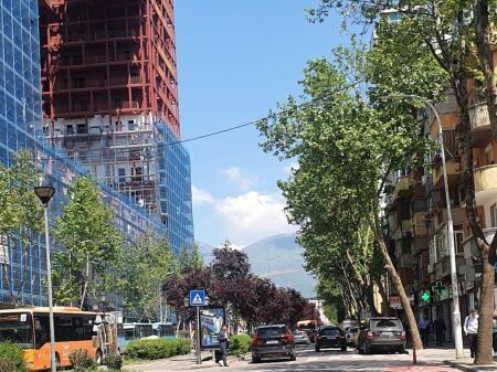 🏢 NEGOZIO IN AFFITTO – 21 DICEMBRE 📍 21 Dicembre – Strada principale