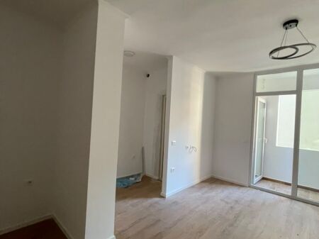 Shitet apartament grasionere