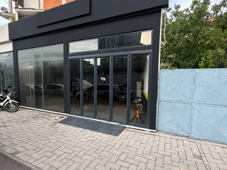 JEPET AMBIENT ME QERA 100 M2 "UNAZA E RE, TEODOR KEKO" 1000 EURO