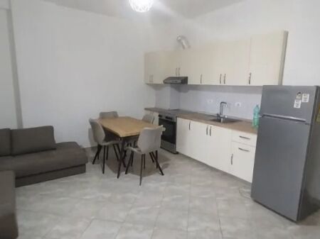 Ne zonen e Liqenit te Thate,Rruga Peti,jepet me qera apartament1+1+post parkimi,i mobiluar.55,000Leke