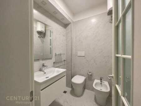 .AFFITTASI APPARTAMENTO 2+1 A BLLOK VICINO ALLA LIBRERIA UNIVERSITARIA 1.400 € /Mese 130.000 Lek /Mese