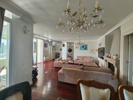 Shitet apartament 3+1+2 tek Bulevardi Zogu i Pare , ish Stacioni i Trenit  