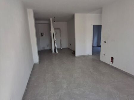 Rruga Dritan Hoxha jepet me qera apartament 2+1 ,bosh 65,000 Leke
