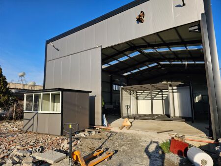 TERRENO CON MAGAZZINO INDUSTRIALE IN VENDITA A VALIAS I RI, KAMËZ, TIRANA