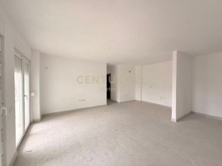 Apartment 3+1+2 for rent on 5 Maji street.