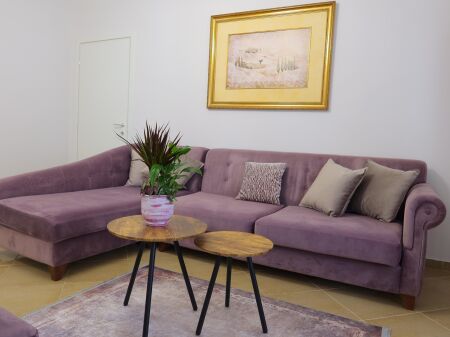 Ish Ekspozita “Shqiperia Sot”jepet me qera apartament ,2+1,i mobiluar.80,000Leke