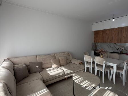 Apartament per qira 2+1+parkim tek ish fusha e aviacionit cmimi 80,000 leke