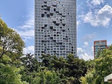 Jepet ambient biznesi me qira tek DownTown , Piramida , Rruga e Elbasanit
