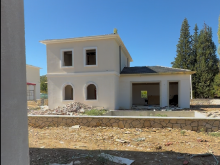 Luxury villa with swimming pool for sale in Petrelë