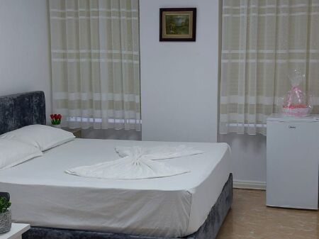 Jepet per Airbnb me kontrate agjencie 25 m2 nje dhome dhe nuk ka kuzhine .Cmimi 550 euro. Kati i 2 pallati i ri.Do 2 qerate e para edhe te fundit me komision te plote . Adresa mbas Ufo arkitekture , rruga e kavajes.