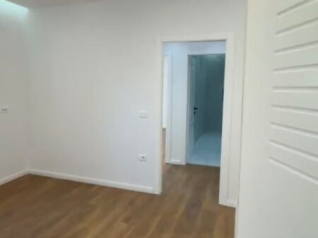 Shitet apartament 1+1 tek 21 Dhjetori , Rruga e Kavajes .