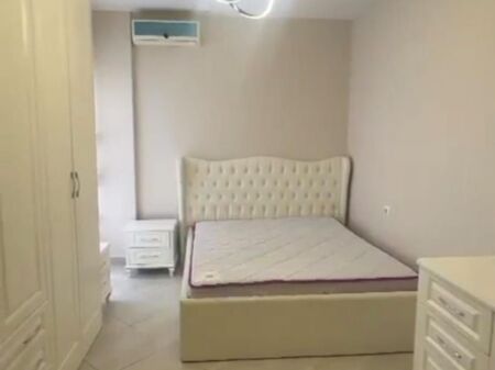 Shitet apartament 1+1+Ballkon tek Rruga 5 Maji , prane Kompleksit Alb - Edil , buze rruge .