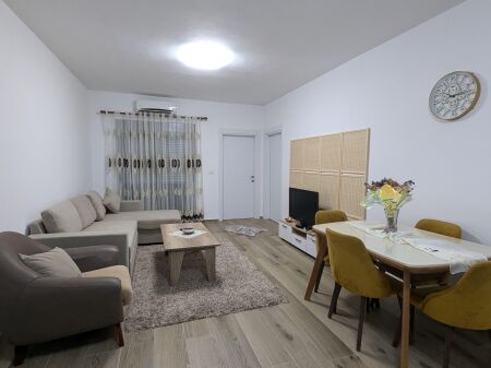 Apartament 2+1 per qira prane stacionit te trenit