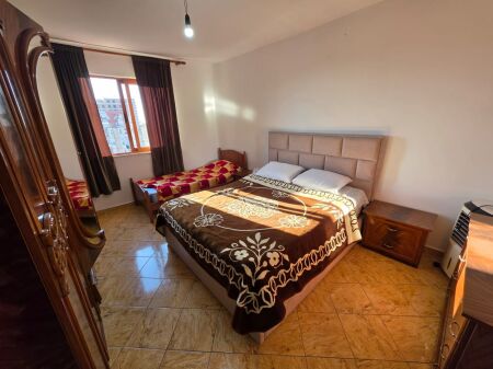 Jepet apartament me qera 1+1 69m2 kati i 5,pallat ekzistues pa ashensor.Cmimi 40000 leke.Adresa rruga e Dibres komisariati nr 4.