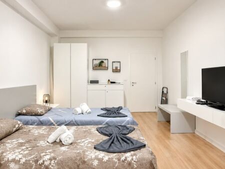 ME QERA: STUDIO Ne Zemer te Bllokut - Perball Sky Tower || 65,000 Leke/Muaj - Pallat i Ri - KT.2 - Sp.45m² | Nje nga zonat me te Kerkuara te Tiranes