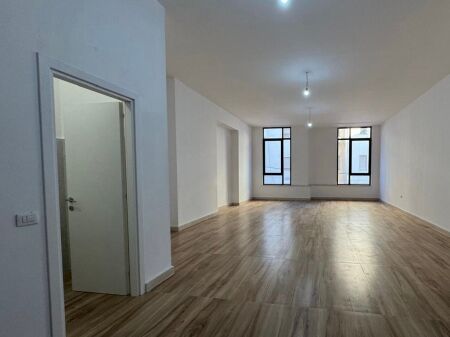 Negozio in affitto 85 m2 in Via Durazzo