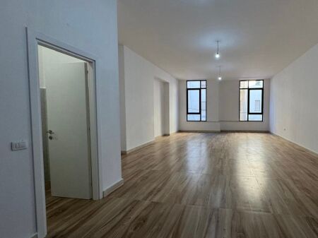 Zyre per qera 155m2 te rruga e Durrsit