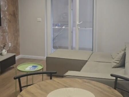 Jepet apartament 2+1 me qira tek Komuna e Parisit , prane Art Pasticeri .