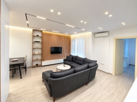 # IN AFFITTO PREMIUM: 1+1 📍 Viale Zogu 1 (Facoltà di Scienze Naturali – Vicino al Centro 🔥) – 70.000 ALL/Mese – Edificio Nuovo A.2020 – 5° Piano – SUP. 80m² || 100% Nuovo ✨