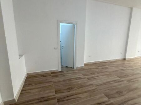 Jepen 2 ambiente sebashku me qira tek Donika Center , Rruga Mine Peza , Rruga e Durresit , Qender , Sheshi Skenderbej .